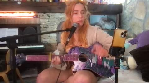 Snapshot of coconutpee chatting on 11-21-25, 12:43 Pee Whore online show from 11-21-25, 12:43