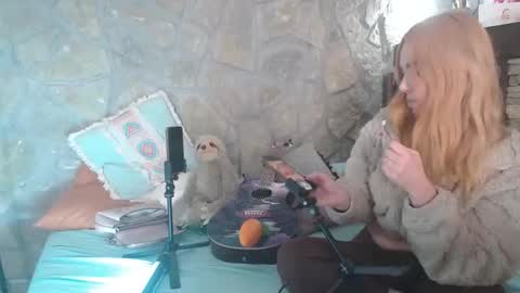 Snapshot of coconutpee chatting on 11-26-25, 11:06 Pee Whore online show from 11-26-25, 11:06