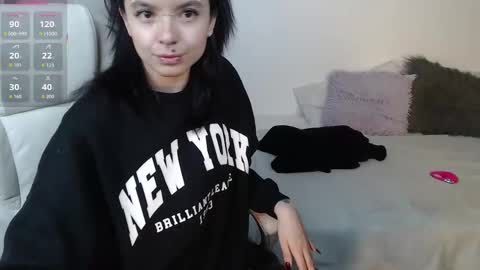 Snapshot of coffeandbread chatting on 09-28-25, 03:01 Phia And Luna online show from 09-28-25, 03:01