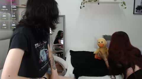 Snapshot of coffeandbread chatting on 10-09-25, 03:37 Phia And Luna online show from 10-09-25, 03:37