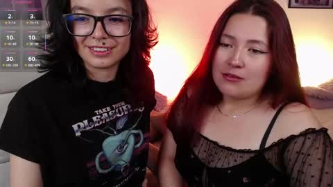 Snapshot of coffeandbread chatting on 10-15-25, 04:34 Phia And Luna online show from 10-15-25, 04:34