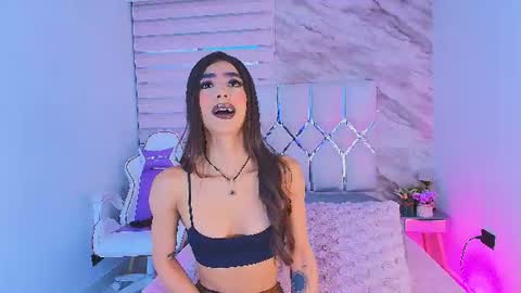 Snapshot of colett_hall chatting on 07-25-26, 11:52 colett online show from 07-25-26, 11:52