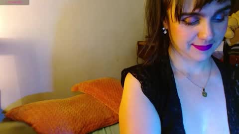 Snapshot of collette_beaufoy chatting on 01-13-26, 04:29 Collette online show from 01-13-26, 04:29