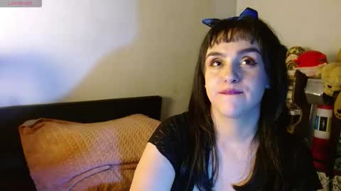 Snapshot of collette_beaufoy chatting on 02-12-26, 06:30 Collette online show from 02-12-26, 06:30