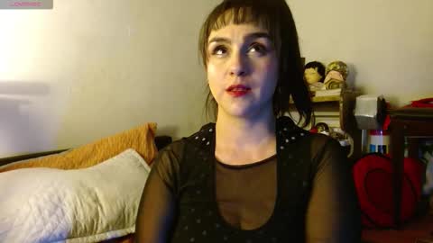 Snapshot of collette_beaufoy chatting on 02-25-26, 07:29 Collette online show from 02-25-26, 07:29