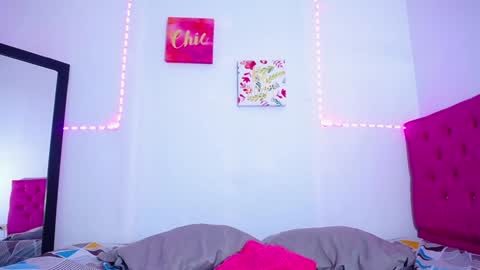 Snapshot of colombianmiilf_ chatting on 12-17-24, 12:12 Nahomi online show from 12-17-24, 12:12