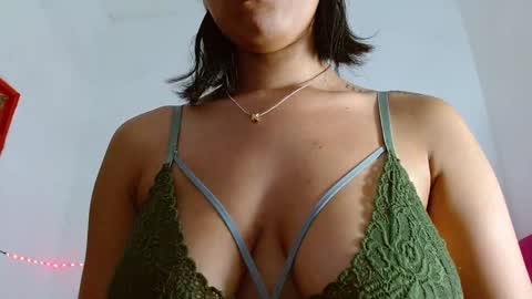 Snapshot of colombianmiilf_ chatting on 01-08-25, 09:12 Nahomi online show from 01-08-25, 09:12