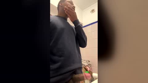 Snapshot of comedorderua4 chatting on 03-15-26, 01:39 comedorderua4 online show from 03-15-26, 01:39