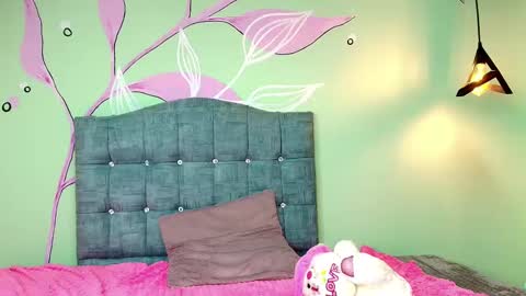 Snapshot of connie_bell chatting on 03-04-25, 03:15 C O N N I E online show from 03-04-25, 03:15