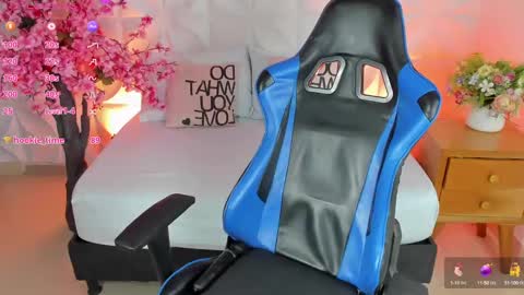 Snapshot of cora22_ chatting on 02-18-25, 04:05 CORA online show from 02-18-25, 04:05