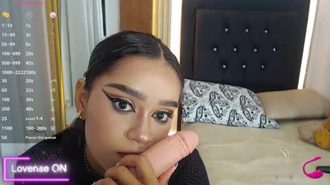 Snapshot of coraline_v chatting on 03-09-25, 02:39 Coraline connected from 10 pm to 6 am Colombia time online show from 03-09-25, 02:39