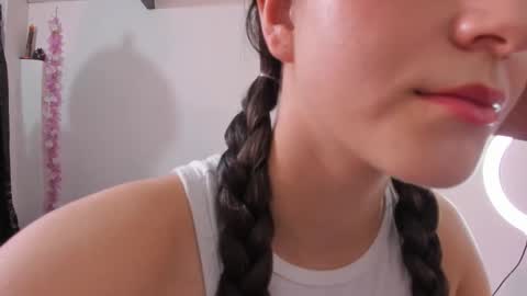 Snapshot of coralinexxx07 chatting on 11-26-25, 09:05 Coraline uwu Bienvenidos al dulce mundo de Coraline Hola amores soy Coraline Una chica tierna juguetona online show from 11-26-25, 09:05