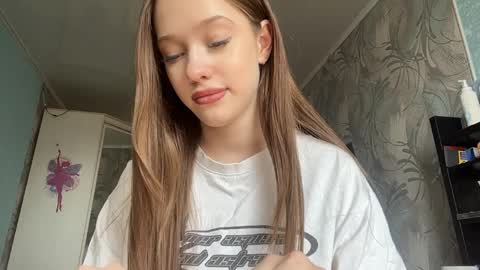 Snapshot of corinevanschoyck chatting on 04-01-26, 08:59 Bella 1st day here online show from 04-01-26, 08:59