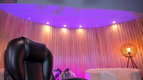 Snapshot of corinnerusso chatting on 03-08-25, 04:12 Corinne Russo online show from 03-08-25, 04:12