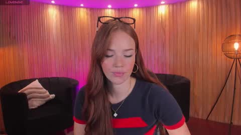 Snapshot of corinnerusso chatting on 12-18-25, 05:35 Corinne Russo online show from 12-18-25, 05:35