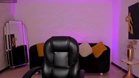 Snapshot of corinnerusso chatting on 12-23-25, 05:05 Corinne Russo online show from 12-23-25, 05:05