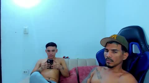 Snapshot of couple_bigcock_ chatting on 09-11-25, 02:44 aron y stivens online show from 09-11-25, 02:44