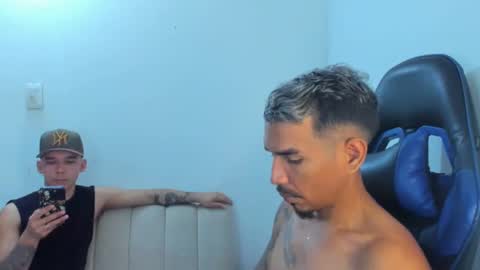 Snapshot of couple_bigcock_ chatting on 10-22-25, 01:06 aron y stivens online show from 10-22-25, 01:06