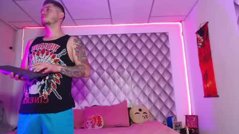 Snapshot of couplelatin17xxx chatting on 06-16-26, 04:26 Couplelatin online show from 06-16-26, 04:26