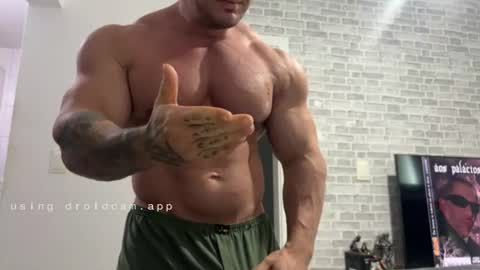 Snapshot of couplemuscle40 chatting on 06-25-26, 01:15 couplemuscle40 online show from 06-25-26, 01:15