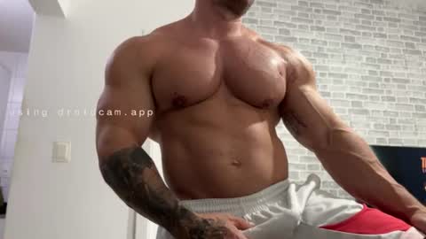 Snapshot of couplemuscle40 chatting on 07-01-26, 03:01 couplemuscle40 online show from 07-01-26, 03:01