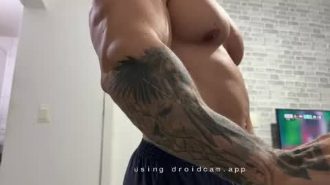 Snapshot of couplemuscle40 chatting on 07-06-26, 01:46 couplemuscle40 online show from 07-06-26, 01:46