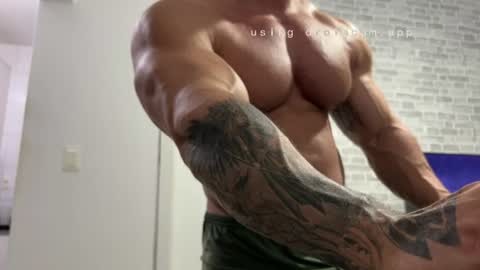 Snapshot of couplemuscle40 chatting on 07-21-26, 02:25 couplemuscle40 online show from 07-21-26, 02:25