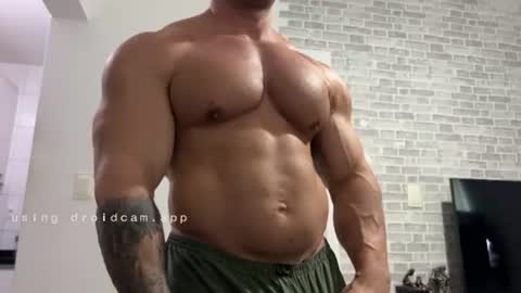 Snapshot of couplemuscle40 chatting on 07-30-26, 07:24 couplemuscle40 online show from 07-30-26, 07:24