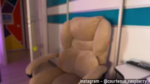 Snapshot of courteous_raspberrrry chatting on 09-12-25, 10:48 Rose Roys my online show from 09-12-25, 10:48