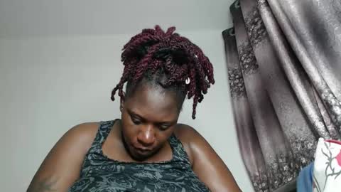 Snapshot of cozy_dion chatting on 02-07-26, 06:22 Erykah online show from 02-07-26, 06:22