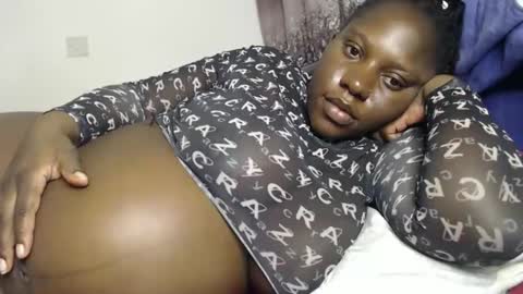 Snapshot of cozy_dion chatting on 02-10-26, 08:13 Erykah online show from 02-10-26, 08:13