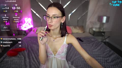 Snapshot of cozymell chatting on 02-06-25, 10:48 cozymell online show from 02-06-25, 10:48