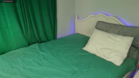 Snapshot of crazy__berry chatting on 10-19-25, 07:20 Eva online show from 10-19-25, 07:20