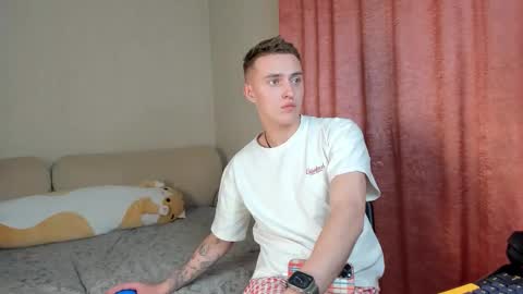 Snapshot of crazybottom99 chatting on 11-01-25, 06:32 Alex online show from 11-01-25, 06:32