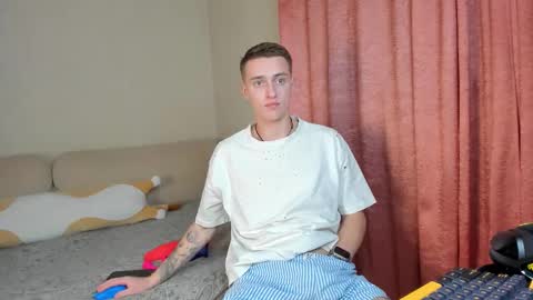 Snapshot of crazybottom99 chatting on 11-02-25, 06:21 Alex online show from 11-02-25, 06:21