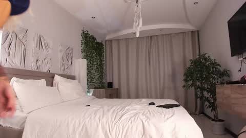 Snapshot of creambaby1 chatting on 12-16-25, 08:08 ALEXA AND WALLY online show from 12-16-25, 08:08