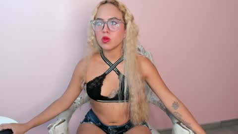Snapshot of criistybloom chatting on 06-11-26, 06:06 CristyBloom online show from 06-11-26, 06:06