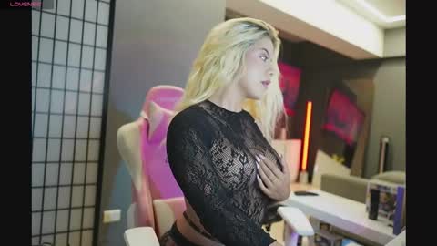 Snapshot of cristalhill chatting on 11-20-25, 05:29 Laura online show from 11-20-25, 05:29