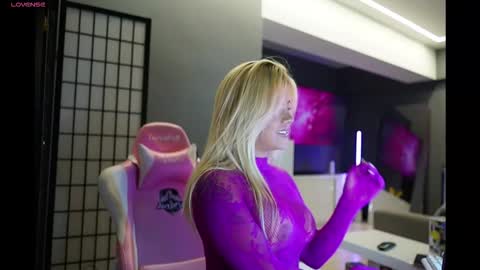 Snapshot of cristalhill chatting on 11-21-25, 09:08 Laura online show from 11-21-25, 09:08