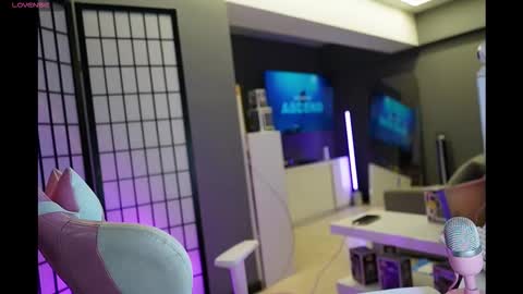 Snapshot of cristalhill chatting on 11-22-25, 04:11 Laura online show from 11-22-25, 04:11