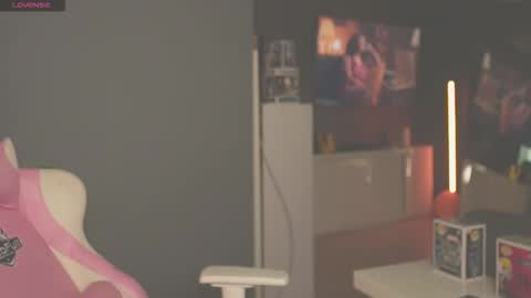 Snapshot of cristalhill chatting on 11-29-25, 11:41 Laura online show from 11-29-25, 11:41