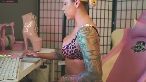 Snapshot of cristalhill chatting on 12-03-25, 02:41 Laura online show from 12-03-25, 02:41