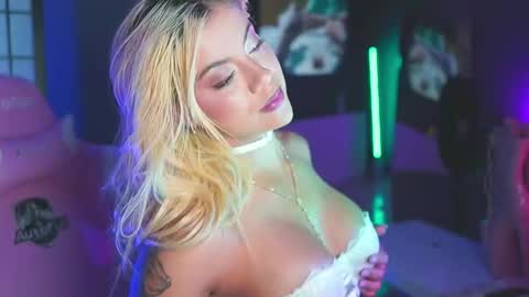 Snapshot of cristalhill chatting on 12-21-25, 12:18 Laura online show from 12-21-25, 12:18