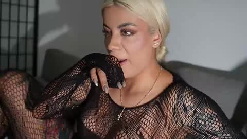 Snapshot of cristalhill chatting on 01-19-26, 02:37 Laura online show from 01-19-26, 02:37