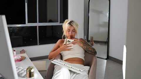 Snapshot of cristalhill chatting on 02-27-26, 03:39 Laura online show from 02-27-26, 03:39