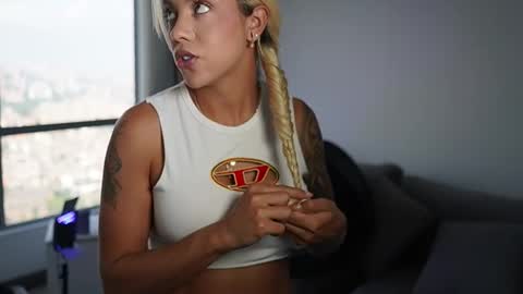 Snapshot of cristalhill chatting on 03-28-26, 01:54 Laura online show from 03-28-26, 01:54