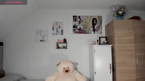 Snapshot of cristamunez chatting on 01-08-26, 02:41 veronika online show from 01-08-26, 02:41