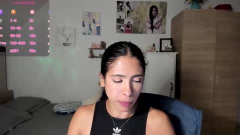 Snapshot of cristamunez chatting on 02-12-26, 01:33 veronika online show from 02-12-26, 01:33