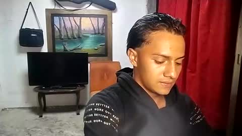 Snapshot of cristian_torres10 chatting on 02-25-25, 05:30 Cristian online show from 02-25-25, 05:30