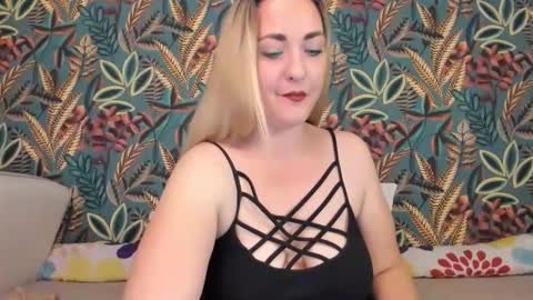 Snapshot of cristinnna chatting on 11-18-25, 07:40 Cristina online show from 11-18-25, 07:40